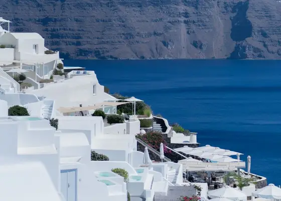 Case bianche con cupole blu a Santorini